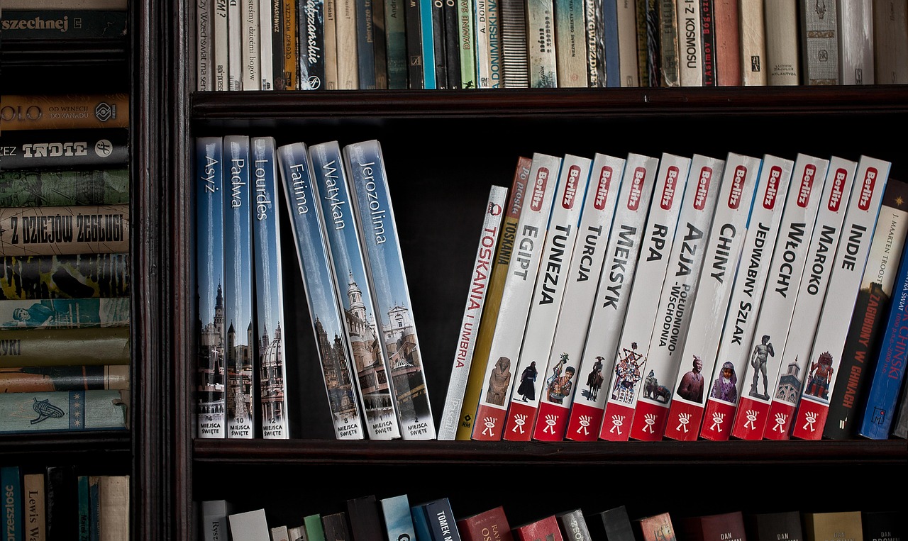 Drewniana biblioteczka: pomysły na aranżację, style i funkcjonalne rozwiązania do domowej biblioteki